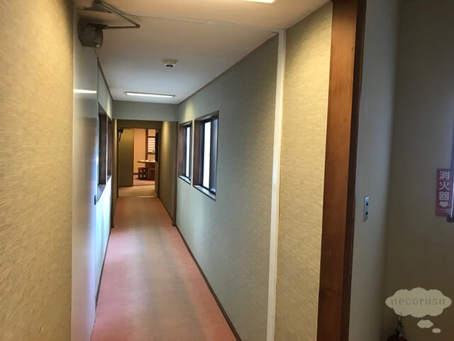 箱根仙石原、猫のいる温泉旅館みたけの廊下